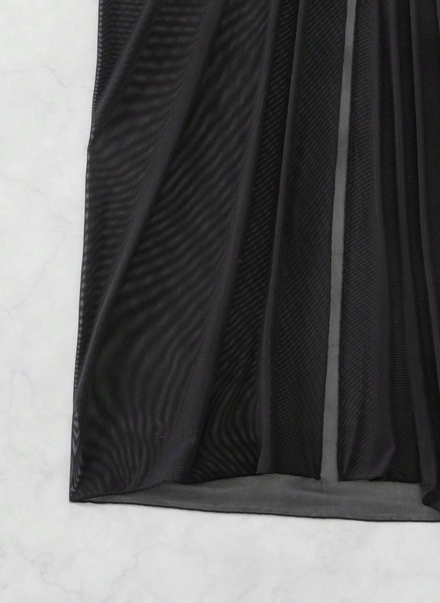 Saída de Praia Marselha, tecido malha slim fit, abertura lateral, nó ajustável e semi-transparente. O essencial sofisticado para transitar da praia ao resort.