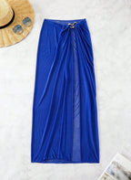 Saída de Praia Marselha, tecido malha slim fit, abertura lateral, nó ajustável e semi-transparente. O essencial sofisticado para transitar da praia ao resort.