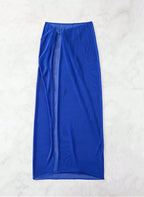 Saída de Praia Marselha, tecido malha slim fit, abertura lateral, nó ajustável e semi-transparente. O essencial sofisticado para transitar da praia ao resort.