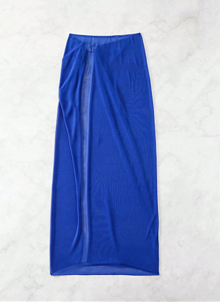 Saída de Praia Marselha, tecido malha slim fit, abertura lateral, nó ajustável e semi-transparente. O essencial sofisticado para transitar da praia ao resort.